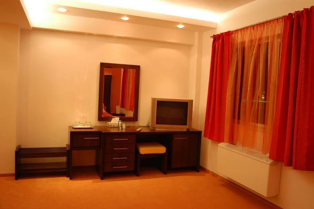 Celly Hotel Pitesti Luaran gambar