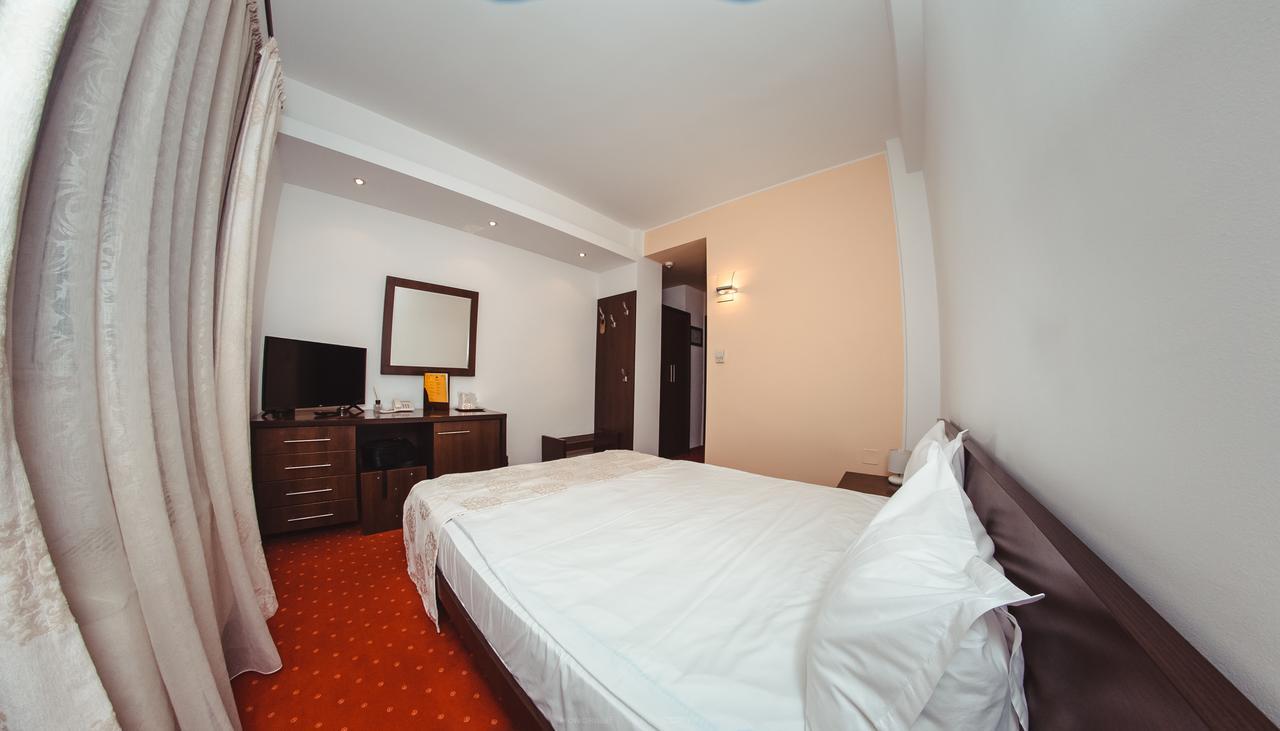 Celly Hotel Pitesti Luaran gambar