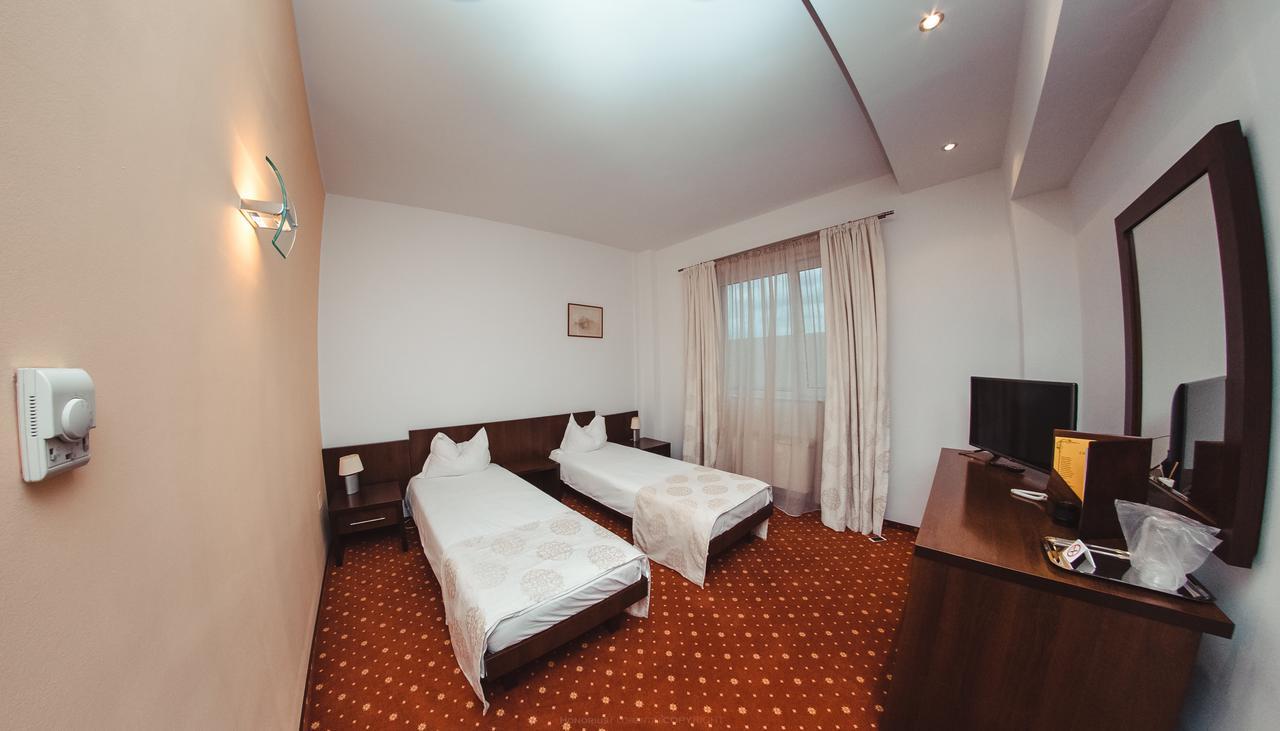 Celly Hotel Pitesti Luaran gambar