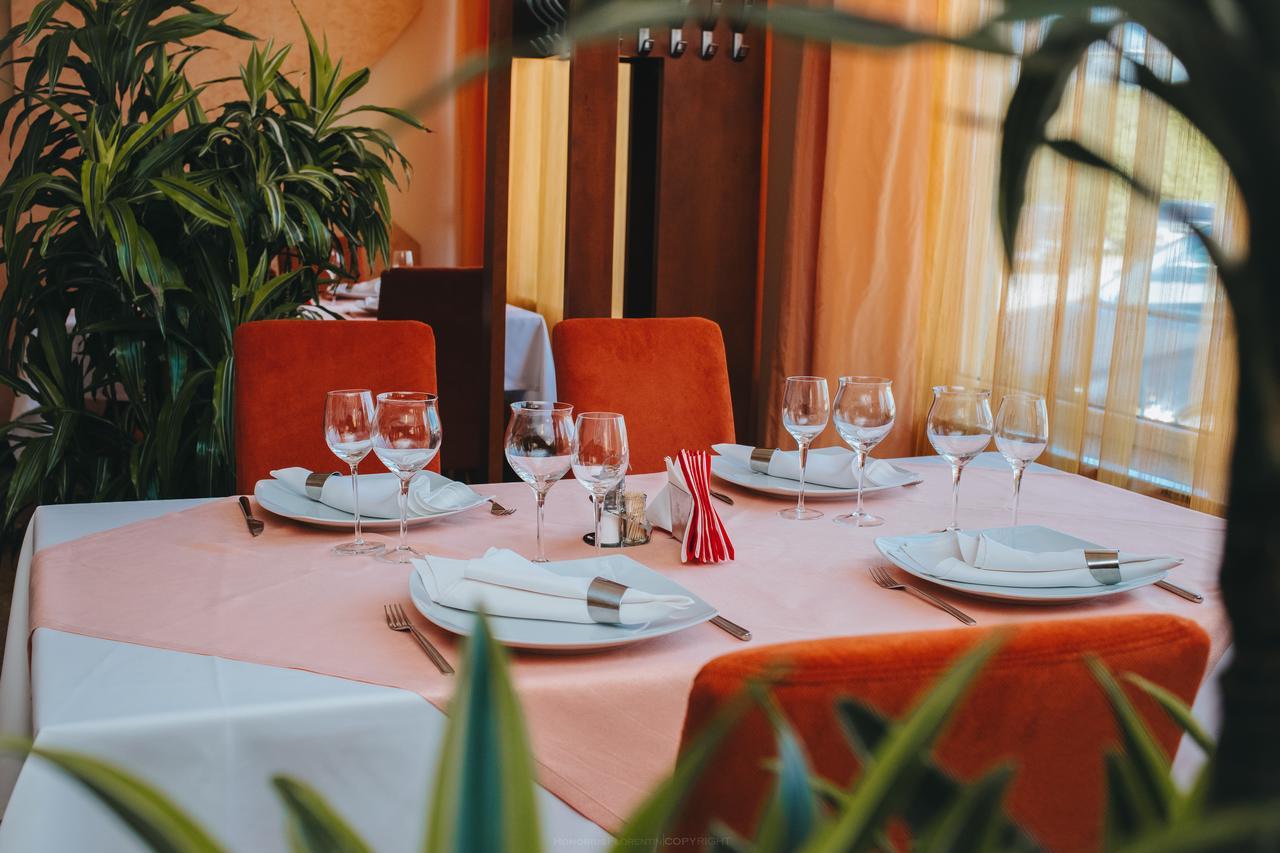 Celly Hotel Pitesti Luaran gambar