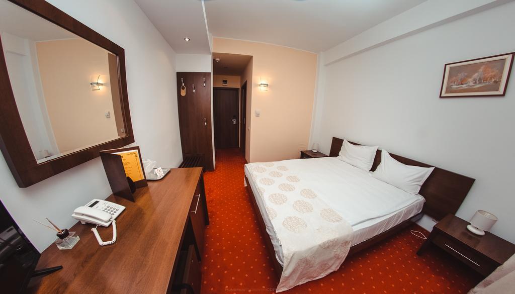 Celly Hotel Pitesti Luaran gambar