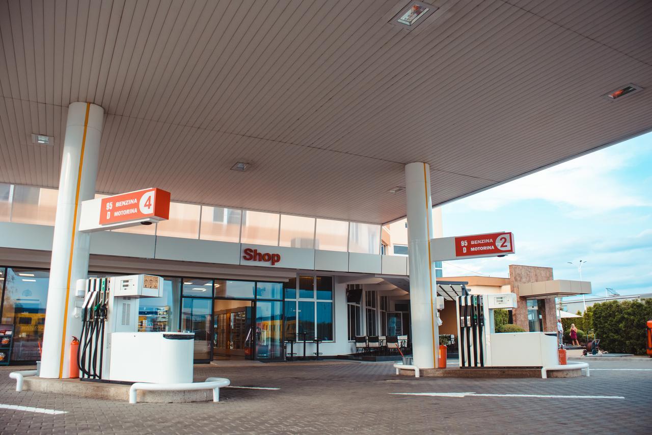 Celly Hotel Pitesti Luaran gambar