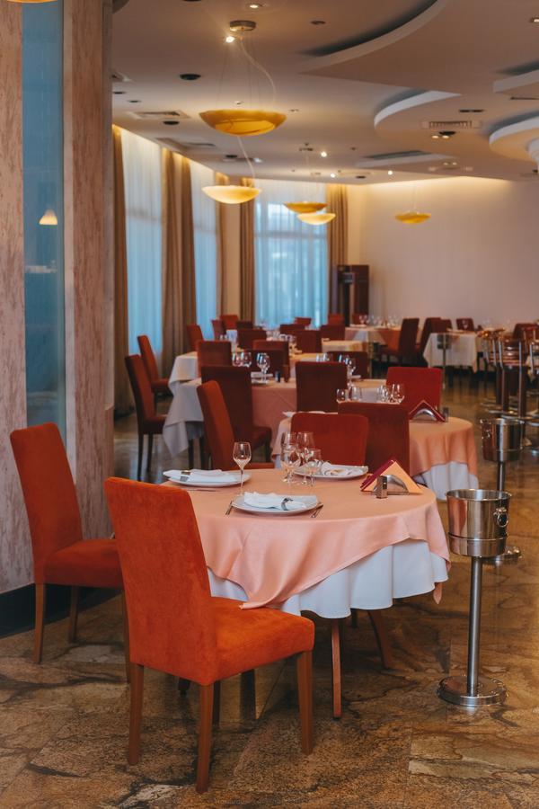 Celly Hotel Pitesti Luaran gambar