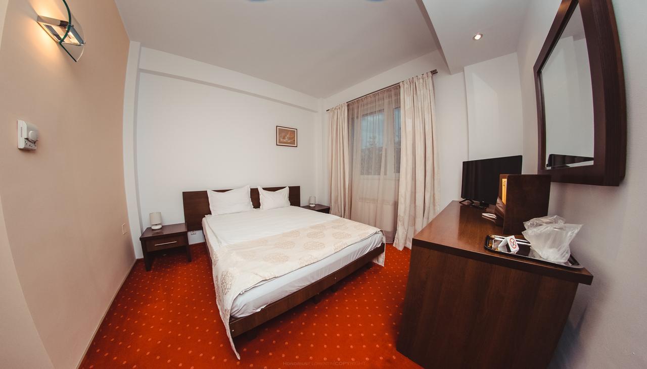 Celly Hotel Pitesti Luaran gambar