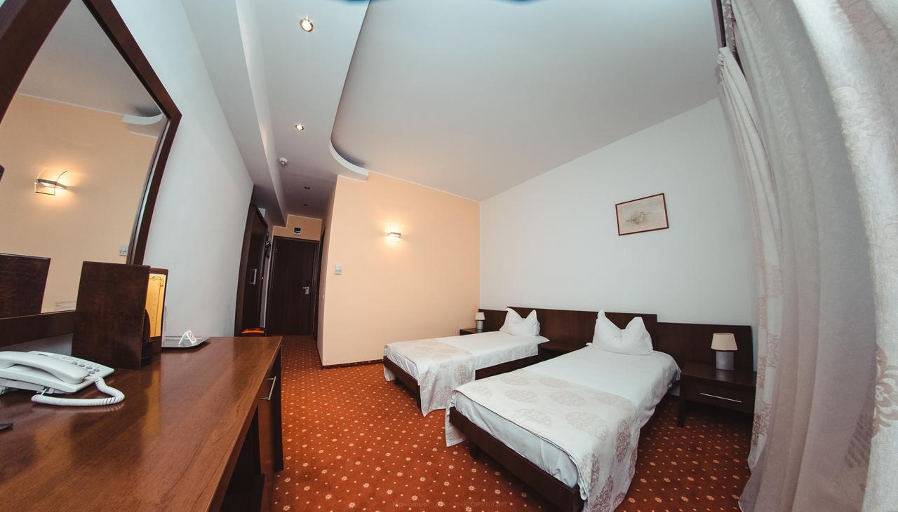 Celly Hotel Pitesti Luaran gambar