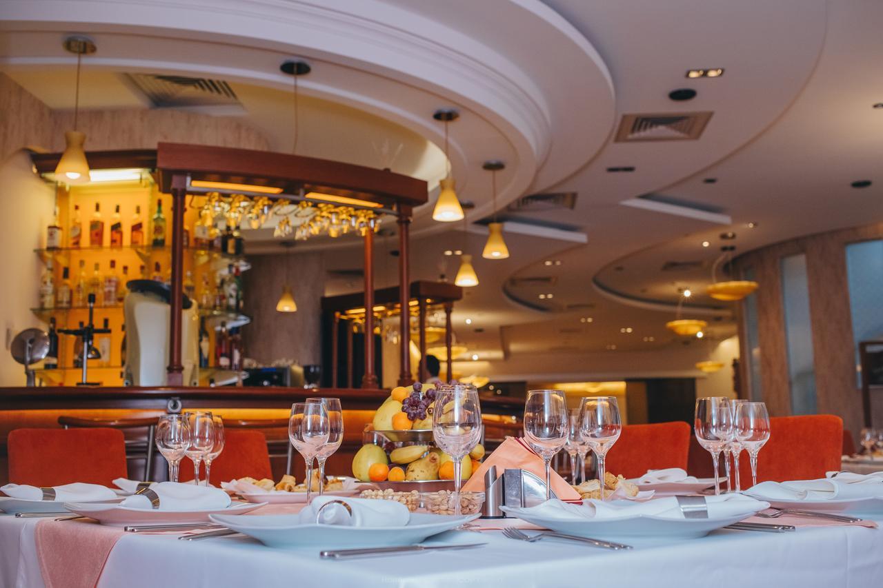 Celly Hotel Pitesti Luaran gambar